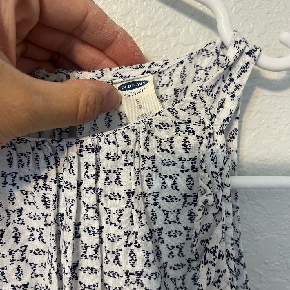 Old Navy Women's Sleeveless Geometric Top - Black and White - Picture 2 of 3